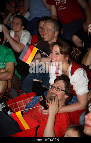 Tifosi tedeschi guarda la vittoria contro Svezia, 2006 Coppa del Mondo di calcio, Goethe-Institute, Londra Foto Stock