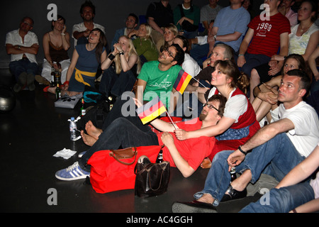 Tifosi tedeschi guarda la vittoria contro Svezia, 2006 Coppa del Mondo di calcio, Goethe-Institute, Londra Foto Stock