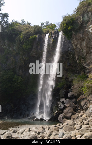 Cascata di Jeongbang sulla costa dell'isola di Jeju in Corea del Sud. Foto Stock