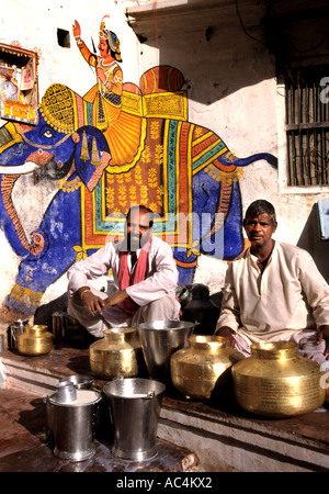 India Rajasthan uomo uomini acqua Acqua potabile secchio ewer caraffa di acqua in bottiglia bollitore brocca disegnare ben serbatoio mercato cisterna Foto Stock