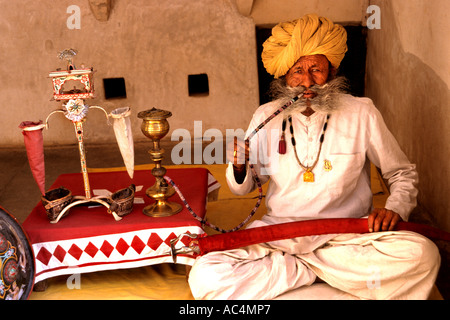 India Rajasthan Jodhpur Asia Città Castello Rosso Forte Mehrangarh 1459 Maharaja Rao Jodha fumatori Waterpipe Hashish Tabac Foto Stock