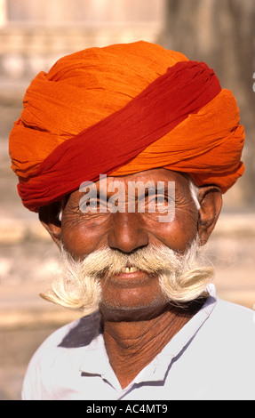 Uomo di colore arancione di baffi Vecchia Delhi India indiano antico centro della città storica Foto Stock