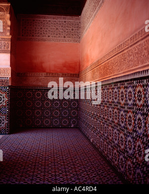 Corridoio nel cortile centrale della madrasa di Ali ben Yusuf Marrakech marocco Foto Stock