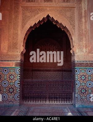 Porta nella madrasa di Ali ben Yusuf Foto Stock