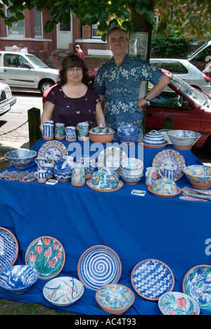 Fatto a mano in ceramica ceramica faggio stallo road festa di carnevale Chorlton Manchester Lancashire Regno Unito GB EU Europe Foto Stock