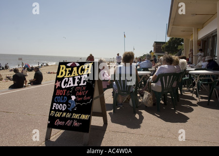 Un gruppo di donne anziane siedono ad un cafe che si affaccia sulla spiaggia a Clacton Essex Foto Stock