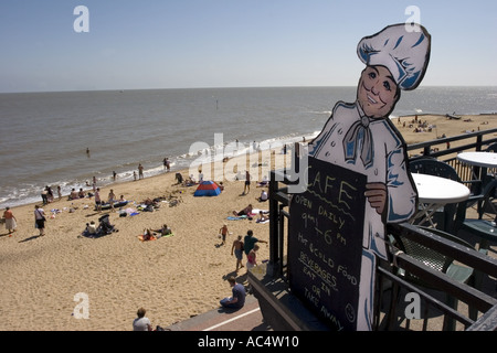 Un segno di esclusione di uno chef che si affaccia sulla spiaggia a Clacton Essex Foto Stock