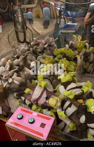 Peluche per essere vinto una delle sale giochi a Clacton Essex Foto Stock