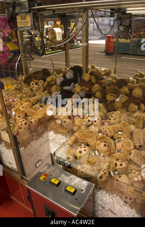 Peluche per essere vinto una delle sale giochi a Clacton Essex Foto Stock