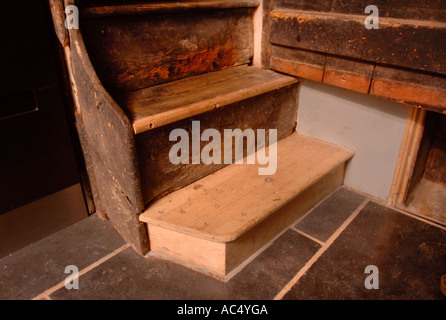 Un Victorian scalinata in legno di quercia con lavori di restauro sul fondo passo REGNO UNITO Foto Stock