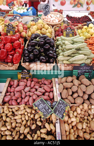 Ajaccio mercato all'aperto di stallo ortaggi assortiti Foto Stock