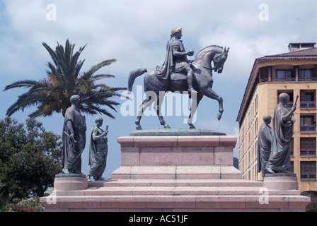 Primo piano storico di bronzo statua equestre un monumento commemorativo a Napoleone circondato da quattro fratelli in Place de Gaulle Ajaccio Corsica Francia Foto Stock