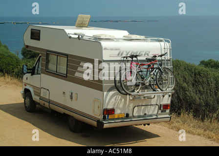 La strada costiera da Ajaccio verso le isole sanguinarie con camper parcheggiato fino a stabilire da Foto Stock