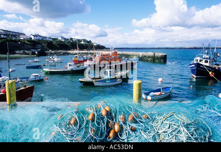 Ballycotton Harbour, nella contea di Cork, Eire, sud Irlanda, imbarcazioni di salvataggio, pesca, reti da pesca costiera, costiere, barche, viaggi Foto Stock