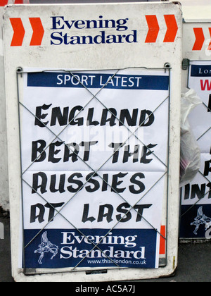 Evening Standard News stand lettura Inghilterra ha battuto la Aussies finalmente su una strada nel centro di Londra Foto Stock