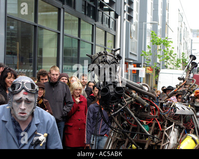 Brighton Festival di teatro di strada inclusa intrattenimento un cavallo meccanico e artista mime proprietario in battenti casco e gli occhiali di protezione Foto Stock