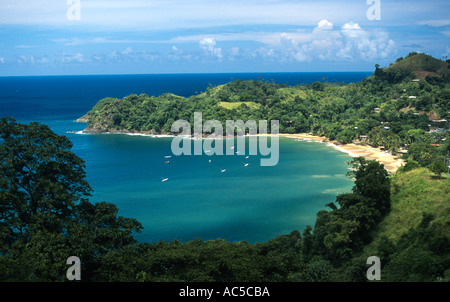 Vista sulla baia di Castara e alberi circostanti colline coperte da North Coast Road Tobago Caraibi Foto Stock