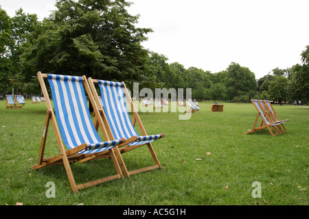 Sedie a sdraio in St James park Londra Inghilterra Regno Unito Foto Stock