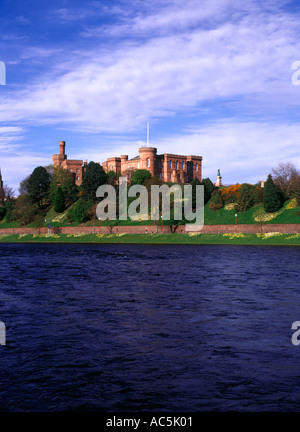 Dh Inverness Castle INVERNESS Scozia INVERNESSSHIRE Fiume Ness narcisi edificio storico Foto Stock