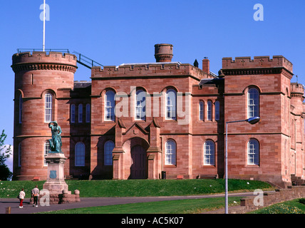 dh Castle Court House INVERNESS INVERNESSSHIRE Scottish People looking a. Flora MacDonalds statua turisti Scozia storico macdonald Foto Stock