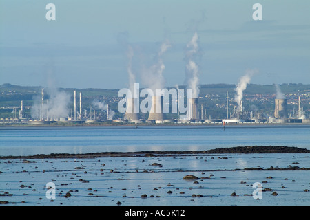 dh BP raffineria petrolchimica GRANGEMOUTH STIRLINGSHIRE olio fumkestack emissioni chimiche impianto uk ineos Chemical Plant Coast Foto Stock