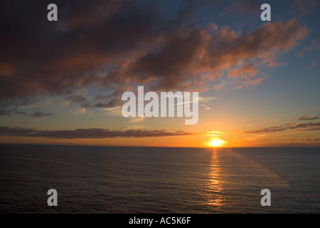 Dh tramonto YESNABY ORKNEY grigio nuvole arancione tramonto sull'orizzonte oltre oceano Atlantico Foto Stock