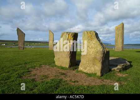 Dh Stenness pietre permanente di STENNESS Isole Orcadi Neolitiche pietre centro permanente di anello di pietre Loch di Stenness Foto Stock