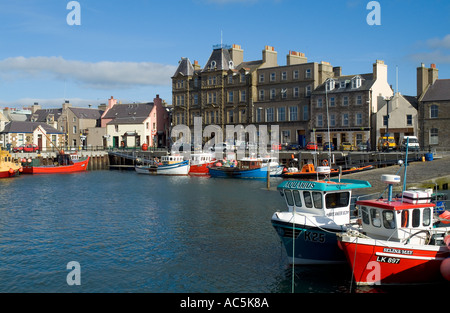dh Kirkwall Harbour KIRKWALL ORKNEY Kirkwall Hotel barche da pesca lungo il molo lato isole scozia orkneys porto lungomare scozzese estate Foto Stock