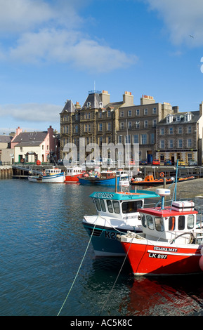 dh Kirkwall Harbour KIRKWALL ORKNEY Kirkwall Hotel barche da pesca lungo il molo lato isole scozzesi porto di scozia Foto Stock