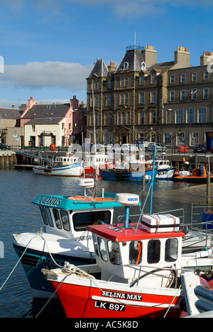 dh Kirkwall Harbour KIRKWALL ORKNEY Kirkwall Hotel barche da pesca accanto le barche da pesca di quay side porto scozia Foto Stock