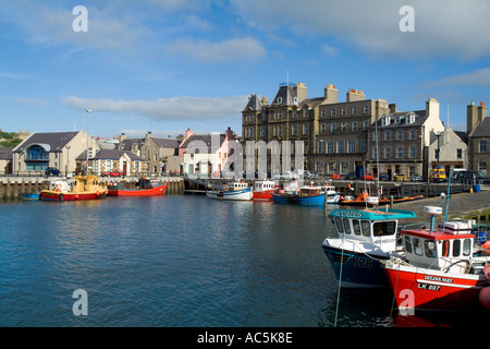 dh Kirkwall Harbour KIRKWALL ORKNEY Kirkwall Hotel barche da pesca lungo la banchina lato isole della scozia orkneys Waterfront scottish Harbour Foto Stock