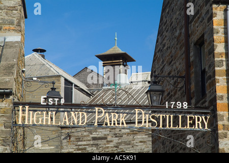 dh Highland Park Distillery KIRKWALL ORKNEY Scotland distilleria di whisky di malto Cartello tetto piani camino forno stack orkneys scottish whiskey Foto Stock