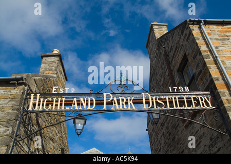 dh Highland Park Distillery KIRKWALL ORKNEY Malt whisky segno Sopra l'ingresso all'Highland Park Distillery scotland scottish whiskey Foto Stock