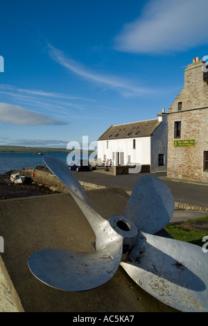 Dh St Margarets speranza SOUTH RONALDSAY ORKNEY nave display ventilatore a waterfront quayside porto città case Foto Stock