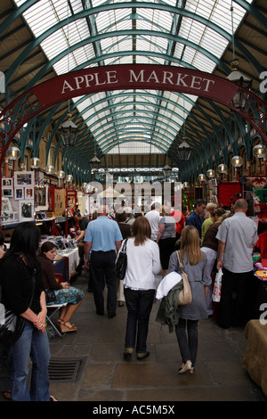 Il mercato delle mele al Covent Garden di Londra Inghilterra Regno Unito Foto Stock