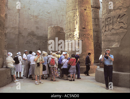 Gruppo turistico nell'Hypostyle Hall di Karnak Luxor Egitto Foto Stock