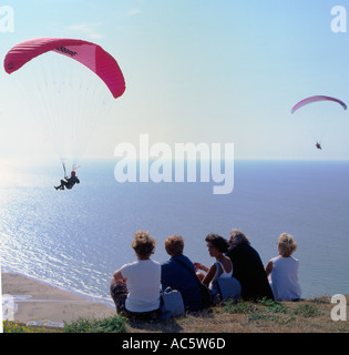 Deltaplani off Cap Blanc Nez vicino a Calais Francia Foto Stock