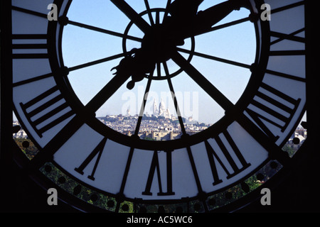 Musee d Orsay orologio finestra si affaccia sul Sacré Coeur a Parigi Francia caratteristica architetturale orologio Francia all'interno territorio internazionale Foto Stock