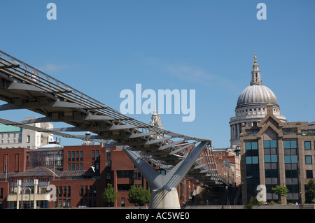 Norman Foster Millennium Bridge oltre il Tamigi a Londra, Regno Unito Foto Stock