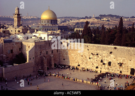 Il Muro Occidentale di Gerusalemme Israele solo adulti giorno Cupola della Roccia punto di riferimento internazionale di Gerusalemme grande gruppo di persone Foto Stock