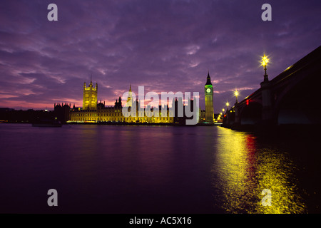 Westminster Bridge Big Ben Wesminster abbazia e le loro riflessioni nel fiume Tamigi al crepuscolo in Londra Inghilterra Castello cielo chiaro Foto Stock