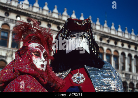 Due persone che indossano maschere di Carnevale al di fuori delle Procuratie Vecchie edificio a Piazza San Marco a Venezia, Italia Foto Stock