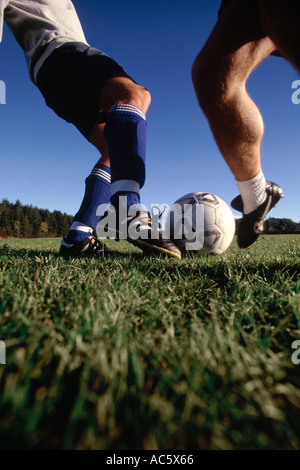 Due maschi calciatori di calciare un calcio tutti Vermont maschio due giocatori di calcio calci palla calcio Vermont movimento sfocato Foto Stock