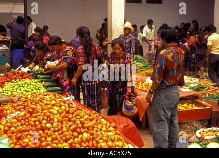 I guatemaltechi, il Guatemala, Maya, Maya, persone, fornitori del mercato centrale, Chichicastenango, El Quiche, El Quiche Reparto, Guatemala, America Centrale Foto Stock