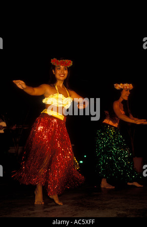 Hawaiian donna, donna adulta, giovane donna, ballerina di hula, hula dance, hula, festa luau, cittadina di Lahaina, lahaina, Maui, Hawaii Foto Stock