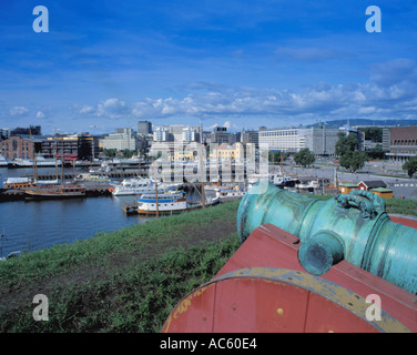 Panorama sul lungomare di Oslo e il porto verso Aker Brygge, da akershus festning ( fortezza ), Oslo, Norvegia. Foto Stock