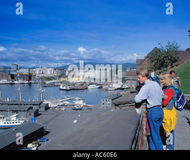 I turisti che guarda sul porto di Oslo verso waterfront e Aker Brygge da Akershus Festning (Fortezza), Oslo, Norvegia. Foto Stock