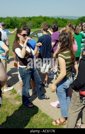 Studente sordo con firmatario apprende del Gettysburg National Battlefield Park e il cimitero Pennsylvania PA Foto Stock