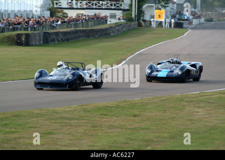 Lotus Ford 30 e Lola Chevrolet T70 Spyder auto sportive a Goodwood Meeting 2003 Foto Stock