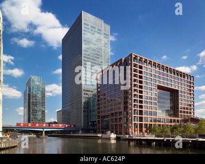 Canary Wharf Docklands Heron Quays prospettiva corretta con treni DLR Foto Stock